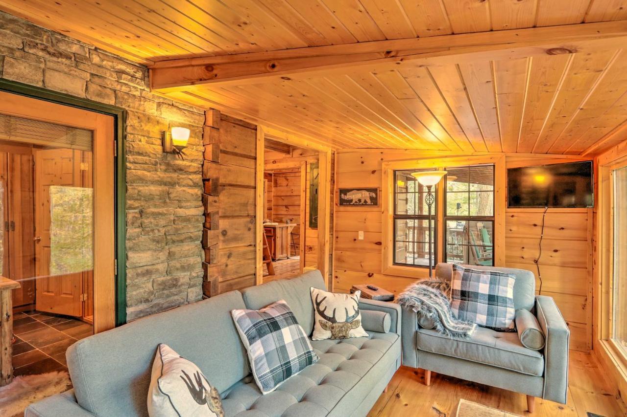Charming With Deck And Grill! *