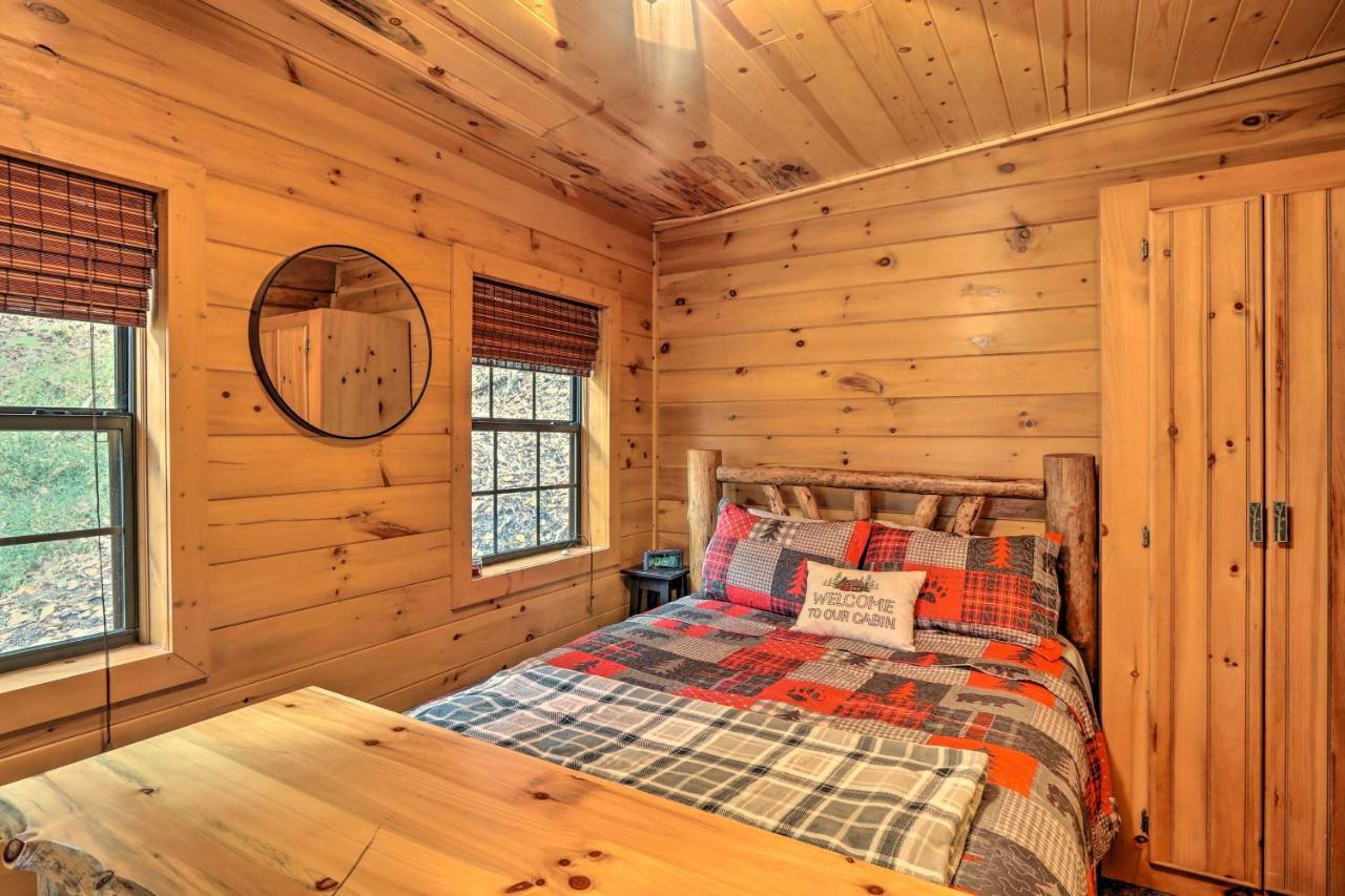 Charming With Deck And Grill! *